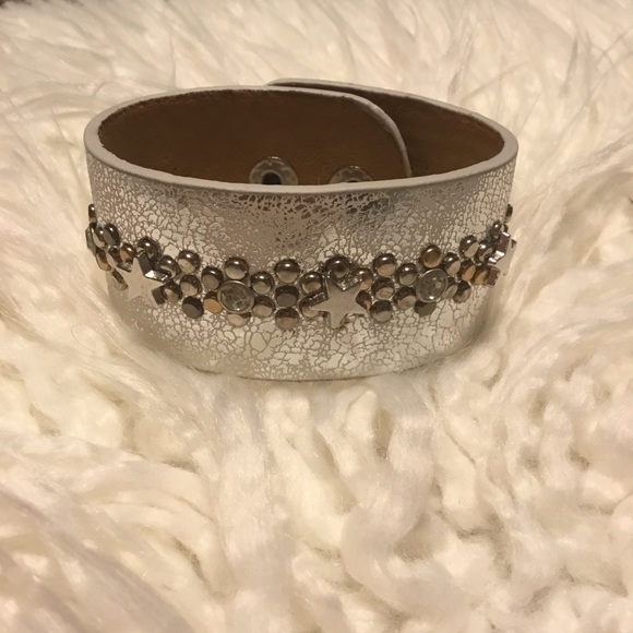 Silver Leather Star Cuff - Picture 3 of 5